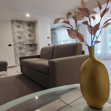 Donna Rosa アパート パガーニ